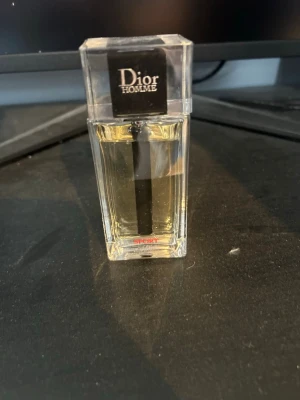 Dior Homme Sport parfym - Dior Homme Sport parfym i en stilren, rektangulär glasflaska med svart lock och svart spraymunstycke. . Märket och serienamnet syns tydligt på framsidan. Parfymen är smått använd vilket innebär att ca 65-70 ml liter är kvar av 75 box ingår även🌟