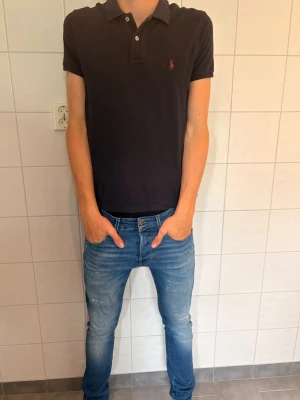 Ralph Lauren pike - Säljer nu en Ralph Lauren piké, fint skick. Det är en storlek M men sitter som S. Jag på bilden är 185cm lång. Hör av er vid frågor eller funderingar!