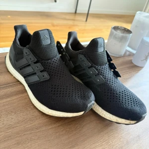Adidas Ultraboost 1.0 - Adidas Ultraboost 1.0 i storlek 41.5, tyvärr inga skosnören men vissa gillar ha utan sko snören dem sitter åt tight så skosnören behövs inte. Hör av er vid intresse!😁
