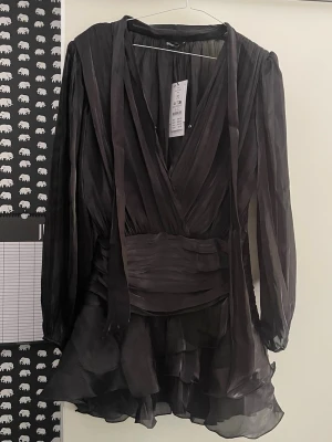 gina tricot klänning - oanvänd klänning ifrån gina tricot storlek 34, den har jättefin passform och lång dragkedja på sidan av klänningen. 