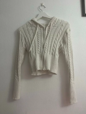 Croppad kofta - En vit Croppad kofta från shein, i storlek M. I super bra skick.💕