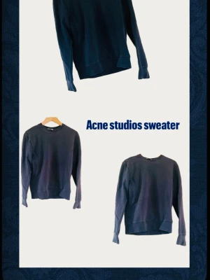 Acne Studios Sweatershirt | Unisex | Tidlös klassiker - Säljer en stilren sweatshirt från Acne Studios – ett tidlöst kvalitetsplagg som passar lika bra till vardags som för en mer uppklädd, avslappnad look. 🤍 Äkta Acne Studios 🤍 Mjuk och bekväm kvalitet 🤍 Tidlös design som är enkel att matcha Sweatshirten är använd och har därför naturliga tecken på användning och mindre bruksspår, vilket är normalt för ett använt plagg. Se gärna bilderna för en egen bedömning av skicket. Ett perfekt plagg för dig som uppskattar skandinavisk design med hög kvalitet🤍