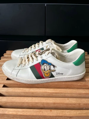 Gucci ace Disney  - Tjena, säljer nu dessa riktigt snygga och populära Gucci ace skorna i mycket bra skick, endast lite smutsiga annars som nya, 2 dustbags ingår, Uk 9 motsvarar Eu 43, jätte sällsynta, hör av er vid frågor och funderingar🙌🤝 