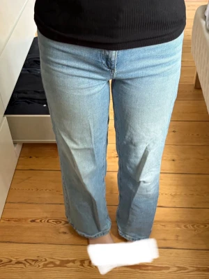 Ljusblå raka jeans - Säljer ett par ljusblå jeans med rak passform och hög midja. Jeansen är i ett stretchigt och skönt material🩵🧘🏼‍♀️Jeansen är 158cm!