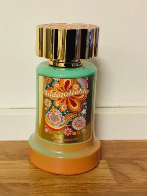 Indomitable parfym från Paris Corner - Använt ca 5 av 100 ml✨️Indomitable från Paris Corner är en parfym i en färgglad flaska med guldigt lock och blommigt mönster. Doften har inslag av citrus, sötma, kryddighet och fruktighet med noter av clementin, apelsin, neroli, mysk, äpple och amber.
