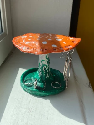 Smyckeshållare  - Handmade, tillverkad i lera🍄 Perfekt för att förvara ringar och örhängen