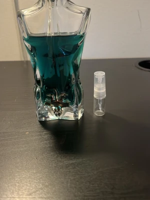 Jpg le beau edt 2 ml sample  - Jpg le beau edt sample 2ml. Kokosnöt, vanilj, tonkaböna, bergamont, citrus, noter 