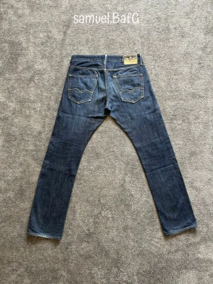 Replay Waitom  - Ett par Replay Waitom med skön fadead Marinblå färg, jeans av mycket bra skick. Storlek W33/L34. Perfekt slim passform och ett snyggt äldre utseende som är onekligt.