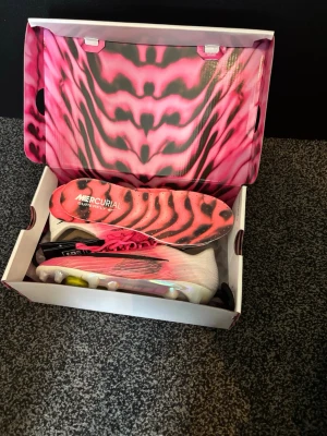 Nike mercurial superfly 11 elite - Säljs pågrund utav att det inte passar min fot särskilt bra. Annars är det ett par riktiga fräscha dojor. Köpta på unisport för ca 3400 kr. Knappas använd. Tveka inte på att höra av er vid intresse av köp😁
