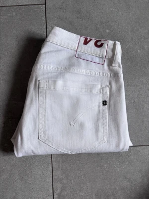 Dondup George Jeans  - Vita Dondup George Jeans - Storlek W34 - Skick 9/10 - Hör av dig vid minsta fundering!