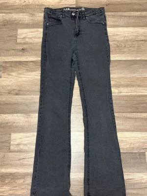 Cubus svarta bootcut jeans stl 164 – mycket bra skick  - Superfina svarta bootcut/flare jeans i mycket bra skick! ✨ Sitter jättefint på och passar perfekt till både sneakers och boots. Stretchigt och skönt material som formar sig fint. Endast använda ett fåtal gånger.  🖤 Storlek: W164 🖤 Färg: Tvättad svart 🖤 Skick: Mycket bra, inga hål eller fläckar  Perfekta om du gillar Y2K, bootcut och en stilren look 🤍 Skickas snabbt! 📦✨ 