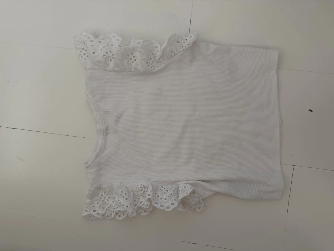 Vit topp med broderade volangärmar - 2
