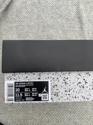 Air Jordan 4 Retro Cool Grey - Air Jordan 4 Retro Cool Grey är en ikonisk sneaker med grå mocka, svarta och kromade detaljer samt klassisk Jumpman-logga. Snygg siluett och robust sula gör dem till ett måste för sneakerheads. Perfekt för dig som vill sticka ut med stil.