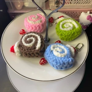 Cake roll nyckelringar  - PRIS FÖR ENDAST EN! Kontakta gärna och säg vilken du vill ha innan du köper. 100% handgjorda av mig🫶🏼  #trinket #y2k #alt #emo #goth #anime #kpop #scene #whimsical #fairy #fairycore #fairygrunge #kawaii #coquette #sanrio #juminocore #shoujo #swag #mlp #mylittlepony #bluelock #saikik #demonslayer #naruto #jujutsukaisen #jjk #nana #viviennewestood