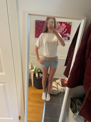 Vit croppad topp från ASTR - Säljer en helt ny vit topp i storlek Xs💕