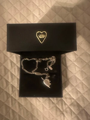Maria Nilsdotter halsband  - Säljer mitt fina Maria Nilsdotter halsband i silver! Längd 40❤️box medföljer 