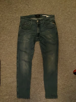 Replay jeans - Säljer dessa riktigt feta replay anbass i w31 l30! Inge defekter och endast använd ett fåtal gånger! Går ner i pris vid snabb affär! Tveka inte att skriva vid minsta fundering😁