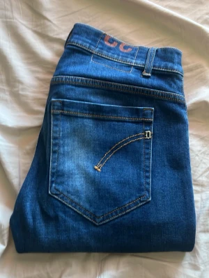 Dondup George - Säljer ett par klassiska blå jeans från Dodup i modellen George. Byxorna har endast burits fåtal gånger och har inga skador eller fläckar, vid frågor eller intresse är det bara att höra av sig!