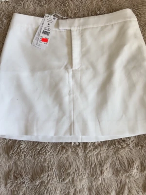 vit kostym kjol💓 - säljer denna vita kostym kjol från ginatricot💗 denna är köpt från secondhand med prislapp, säljer pga att den var för stor💞 annars är den helt ny och oanvänd💗har storleken M💗