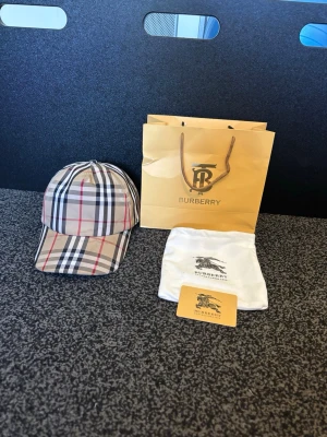 Burberry keps  - Säljer min burberry keps där den inte kommer till användning längre. Allt og finns förutom boxen och kvitto allt som är med på bilder fås med vid köp. Tveka inte att höra av er vid intresse av köp😁