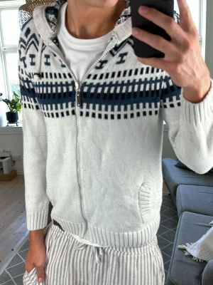 Mönsterstickad zip hoodie  - Unik och extremt snygg. Lite nopprig, men ingen större defekt. Mått: A:46 B:44 C:42 D:65 (cm)  Skriv vid fundering😇✌️