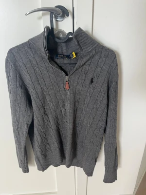 Grå stickad tröja Polo Ralph Lauren - Helt nytt skick storlek S  kan tänka mig sänka pris vid snabbaffär