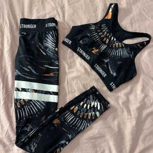 Stronger Set - Säljer mitt fina Stronger Set 🤍 Nyskick! Ordinarie pris: tights 799kr, sport-bh 399kr.