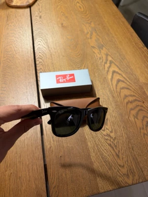 Rayban Wayfarer - Rayban Wayfarer i bra skick. Följande tillbehör på bild medföljer 