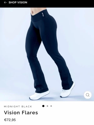 Dfyne vision flares i färgen midnight black XS - Svarta leggings från Dfyne med utsvängda ben, i färgen midnight black, storlek XS, längd regular. Endast testade.  