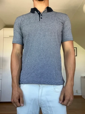 Vit och blå Randig piké - Randig piké från Karl Lagerfeld. Inga defekter. Den sitter som en S. Modellen är 178 cm och väger 77 kg. Hör gärna av dig vid frågor!
