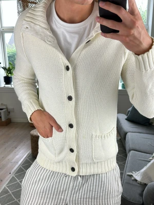 Stickad cardigan vit  - Extremt snygg cardigan, väldigt trendig och stilren. Perfekt nu under sommarkvällar! Mått: A:48 B:42 C:40 D:63 (cm)  Skriv vid fundering😇✌️
