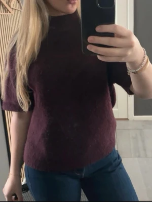 Mörklila stickad topp med kort ärm - fin stickad tröja från Gina, fint skick❤️