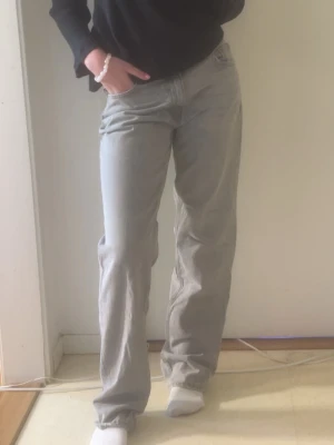 Grå jeans  - Gråa jeans i rak modell