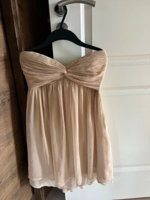 Beige axelbandslös klänning - Säljer en söt axelbandslös kortklänning i beige🌸