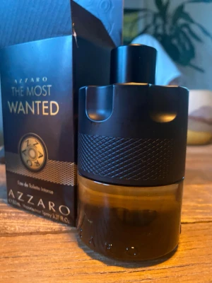 Azzaro The Most Wanted EdT 100ml - Azzaro The Most Wanted men's fragrance with original bottle and box. The side of the box has some minor wear. 100ml, sprayed only 3 times. SELLING IT because it was my first fragrance blind buy, meaning I had never smelled it before, and when I received it, I didn't think it smelled good.  I live in sweden and also speak swedish