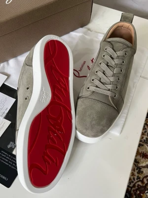 Christian Louboutins - PRIS EJ HUGGET I STEN. Säljer dessa fina skor som kommer med box och dustbag + kvitto etc.. Dem Storlek 43 i färgen OlivGrå, aldrig använda. Säljer pga fel storlek! För mer bilder kom pm:) 