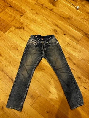 True religion jeans - Bilderna gulnar byxorna en aning skulle beskriva de som ljusblåa med vita slitningar runt knän osv, allt gult är vit i stort sett. Säljer då jag aldrig använt de köptes här på plick för 1 år sedan. 