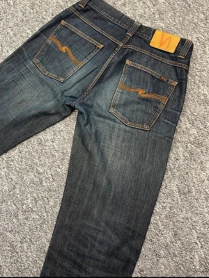Nudie jeans ”Bootcut” - Snygga nudie jeans i en stört snygg tvätt! Mått 106 cm hela byxan, midja 41 cm. 