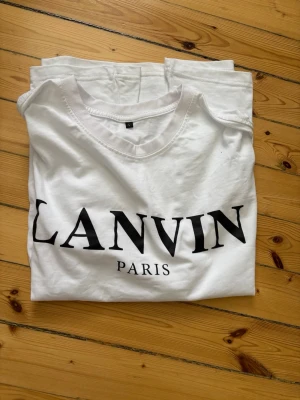 Lanvin t shirt - Storlek L, aldrig använd, pris ej hugget i sten