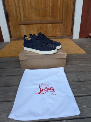 Christian Louboutin skor - Tjena, jag säljer ett par riktigt snygga skor från Christian Louboutin☺️ Det är en populär modell med nittar😁 Tyvärr har 2 nittar lossnat därav priset😄 Skicka om du har några frågor✅ Kan gå ned i pris vid snabb affär✅
