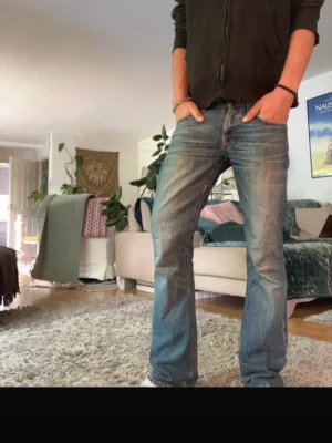 Nudie Bootcut Ola Discontinued Vintage Wash W29 L32 - Ett par helt otroliga nudies med riktigt snygg tvätt och galet snygga slitningar. Modellen är Bootcut Ola som är en discontinued modell (alltså att den inte säljs i denna version längre) som sitter lite bootcut vilket är väldigt trendigt just nu.  Måtten är W29 L32 men kolla måtten för mer exakt!  Kommer inte skicka bild med de på eftersom att de inte passar mig.  Priset kan diskuteras!!  ✔️ Skickas inom max en dag!  Mått: Midja: 38 cm Ytterbenslängd: 103 cm Innerbenslängd: 76 cm Benöppning: 20,5