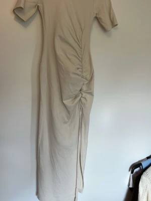 Beige klänning från Gina Tricot - Säljer då den inte kommer till användning. Bara använd två gånger, tvättad en gång då den är lite skrynklig. Bra skick.