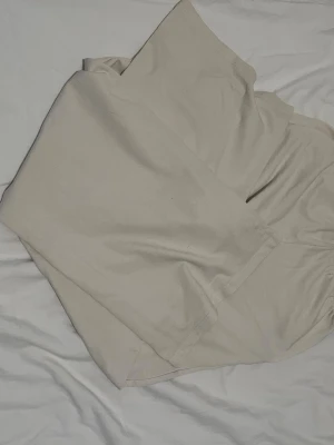 Beige mjukisbyxor från H&M Divided - Säljer ett par beige mjukisbyxor från H&M Divided. Byxorna har resår i midjan och är gjorda i mjukt bomullsmaterial. Perfekta för chill dagar eller när du vill vara extra bekväm. Enkel och clean design utan tryck eller detaljer.💕