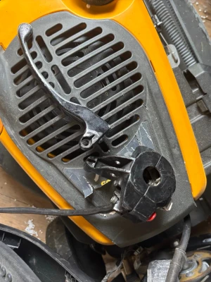 Svart bromshandtag till moped Vivacity  - Säljer ett svart bromshandtag i metall med tillhörande fäste och vajer. Handtaget har en klassisk böjd form och passar till cykel eller moped. Monteringsdetaljer och vajer ingår. Perfekt för dig som behöver reservdel eller vill byta ut ditt nuvarande handtag.