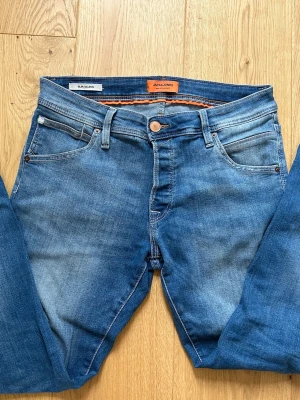 Blå slim fit jeans från Jack & Jones - Tja! Säljer ett par fina ljusblå jeans ifrån Jack and Jones i modell slim/glenn. Dom är i mycket fint skick. Hör av er vid funderingar eller prisförslag!!