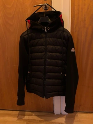 Moncler Maglia cardigan - En riktigt bekväm cardigan från moncler. Den har reflex streck runt luvan som gör den extra unik! Storlek S men passar även XS. Bekväm vår,sommar och höst jacka/hoodie. Har blivit lite solblekt som inte syns så bra på bilderna. Slutet av ärmarna är lite slitna också.