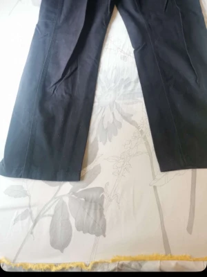 Svarta raka jeans - Säljer ett par svarta jeans med rak passform och klassisk femficksdesign. Jeansen har en enkel look utan slitningar eller dekorationer och är tillverkade i ett kraftigare denimtyg. Perfekta för dig som gillar en clean och stilren stil.