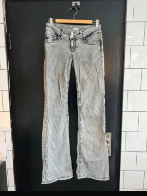 Grå bootcut - Gråa bootcut från Nelly storlek 36. Sparsamt använda fint skick. nypris 699