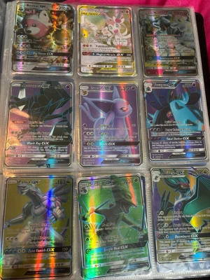 Pokémon GX-kort samling holografiska - Samling med holografiska Pokémon GX-kort i plastficka, bland annat Necrozma, Espeon, Sceptile och Palkia. Kortens design är färgstark med metallic-effekt och motiv av olika Pokémon. Perfekt för dig som gillar att samla eller spela Pokémonkort.