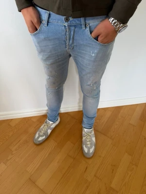 Dondup George jeans - Säljer ett par feta Dondup George i storlek W33, modellen är ca 187. Nypris: 3400kr, vårt pris: 799! Skriv vid funderingar!